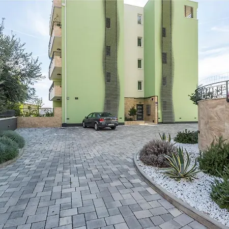 Apartman Lukiana*** *