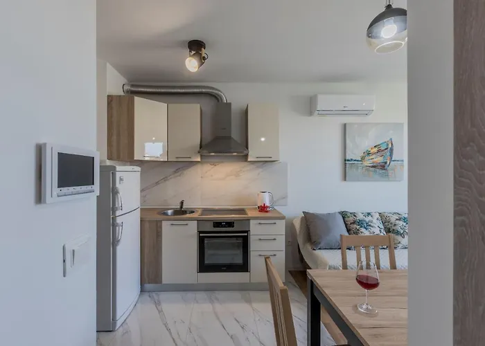 아파트 Apartman Lukiana***