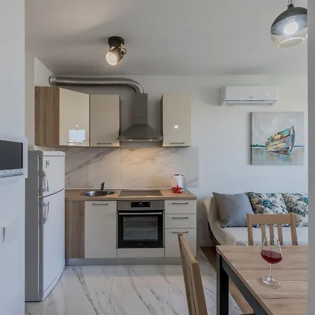 Διαμέρισμα Apartman Lukiana***